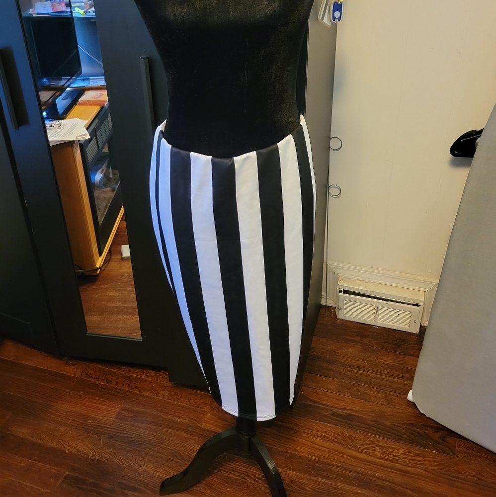 Black and white pencil skirt